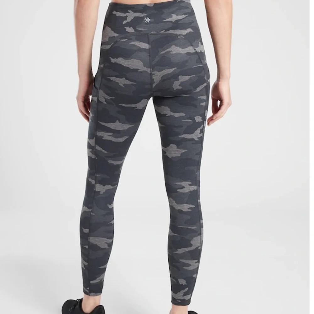 Athleta Ultimate Stash Pocket Camo 7/8 Tight